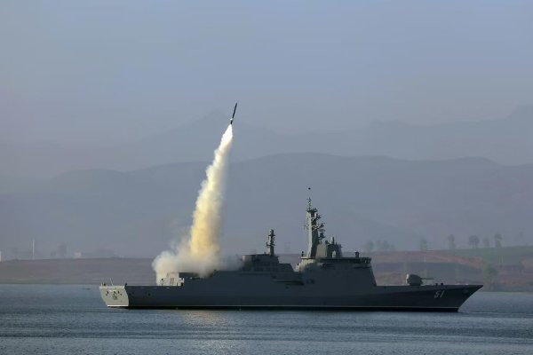 百进配资 朝鲜新型驱逐舰“崔贤”号进行多项武器试验