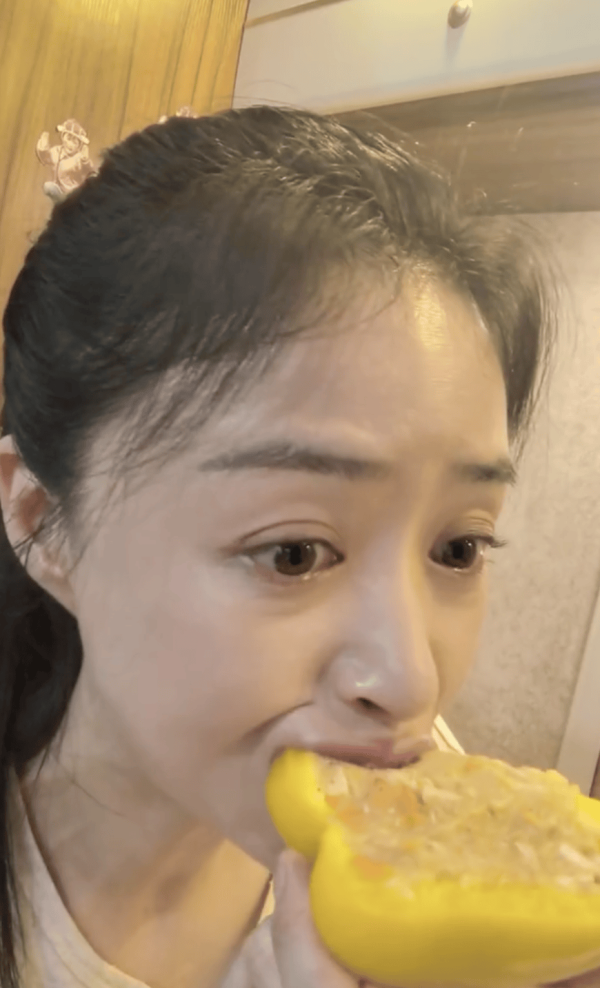 森利网 蒋欣吃关晓彤同款彩椒碗 关晓彤立刻回复：放香菜更好吃！