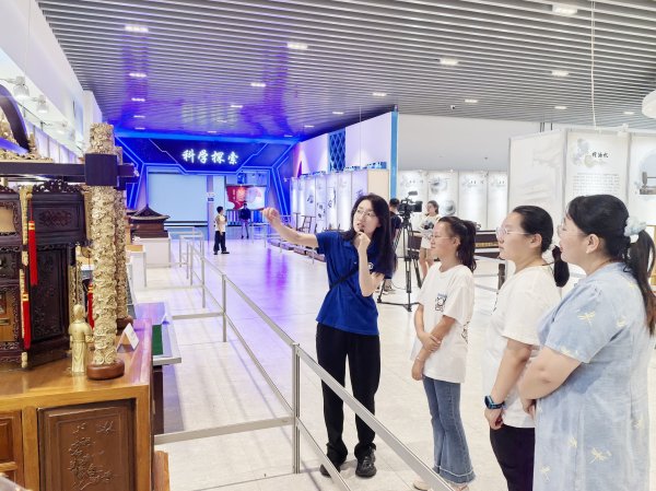 天弘配资 乌兰察布市妇联开展暑期公益亲子研学活动