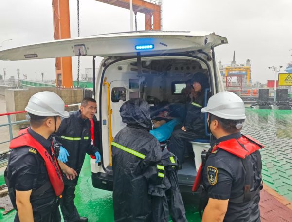 华丰金服 “竹节草”来袭，崇明海事局架起水上“生命之桥”转运危重病人