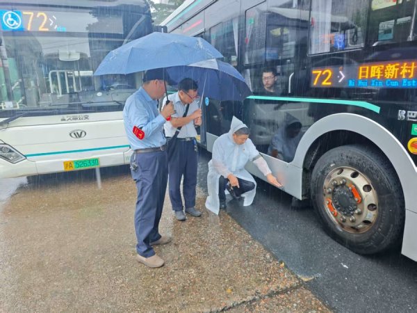 倍加网配资 应对台风“竹节草”，公交公司全面落实防台防汛措施，保障市民安全出行