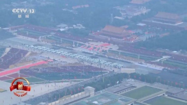 玖富智配 受阅部队已列阵长安街，武器装备亮相！现场视频来了