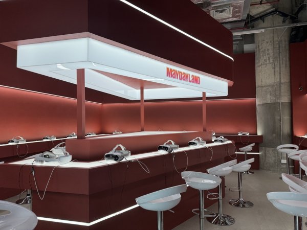 大牛时代配资 戴上VR眼镜“重返”演唱会现场，五月天“伸手就可以触摸”